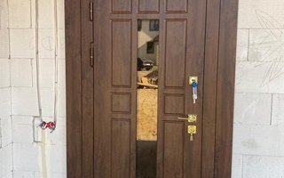 входная металлическая дверь с тройным стеклопакетом для подъезда
