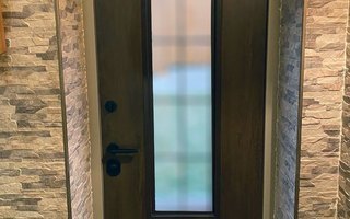 дверь входная в подъезд, вид внутри