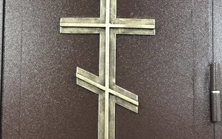 дверь в храм с кованым элементом